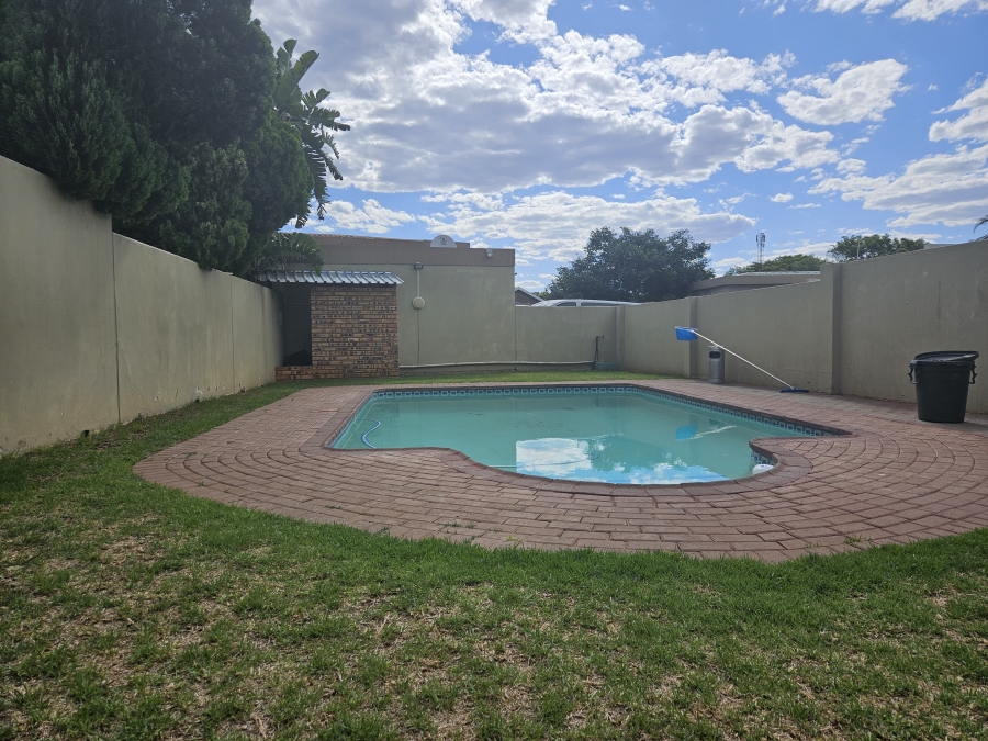 2 Bedroom Property for Sale in Rhodesdene Northern Cape